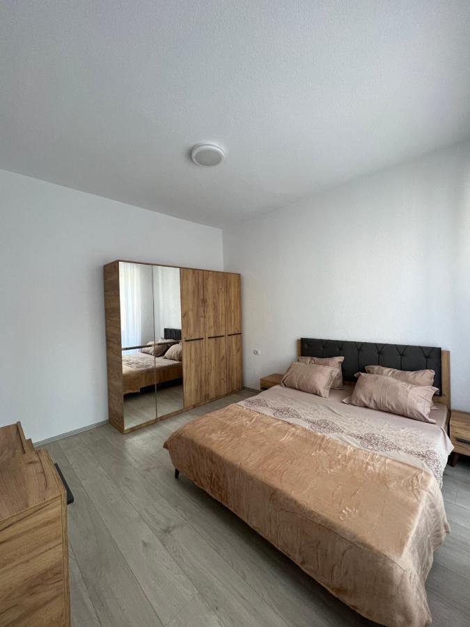 Apartment In Peja City Center Buitenkant foto