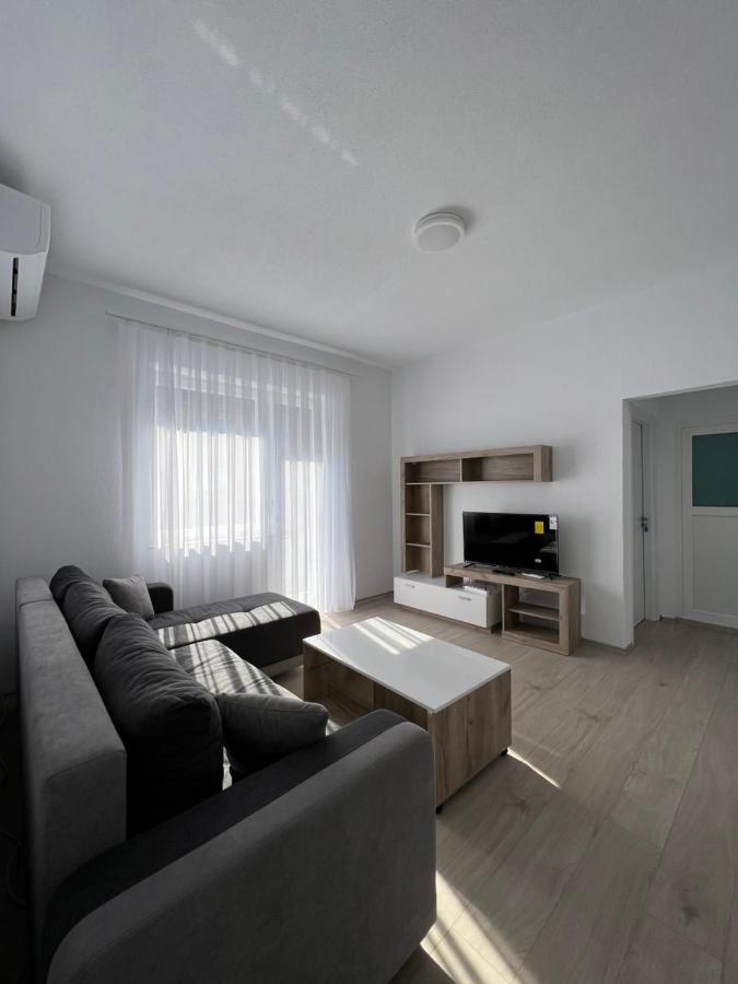 Apartment In Peja City Center Buitenkant foto