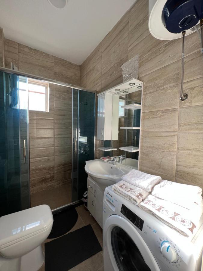Apartment In Peja City Center Buitenkant foto